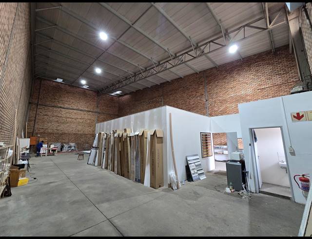 305M² WAREHOUSE TO LET IN MEADOWDALE